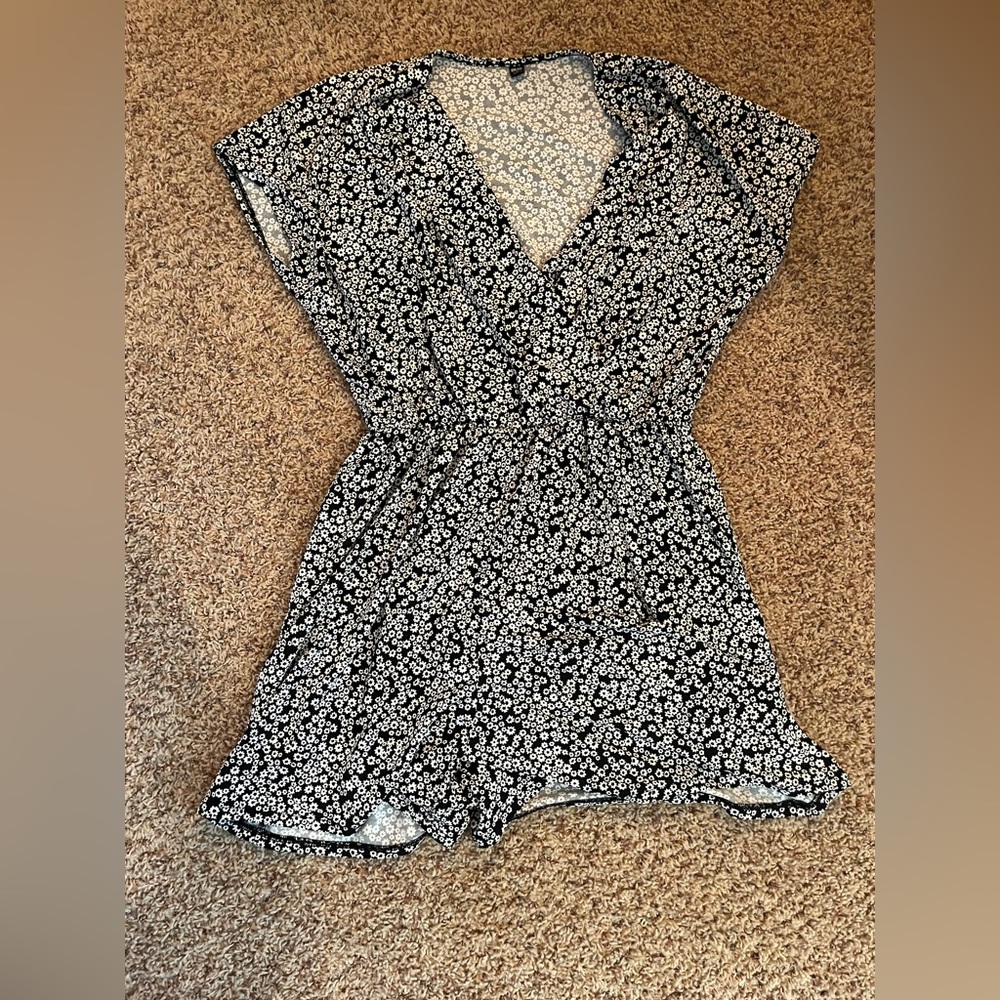 Uniqlo Black and White Floral Romper size M.